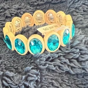 Beautiful white bracelet with large turquoise stones!